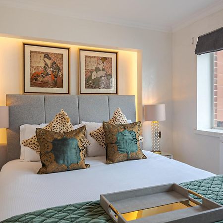Modern Knightsbridge Apartment With Balcony Overlooking Harrods Prime Location 런던 외부 사진