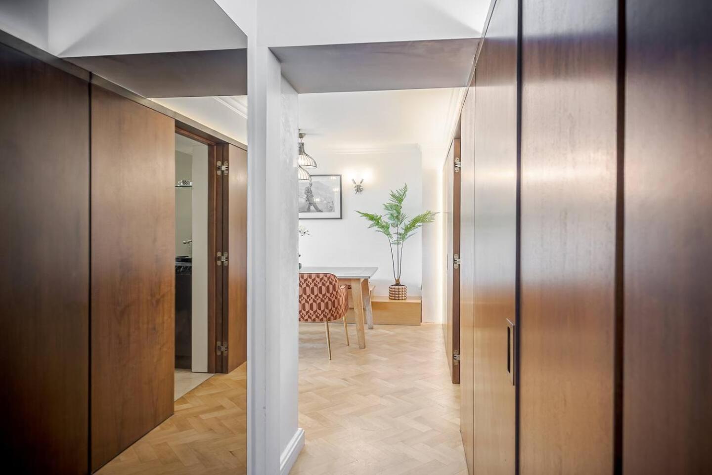 Modern Knightsbridge Apartment With Balcony Overlooking Harrods Prime Location 런던 외부 사진
