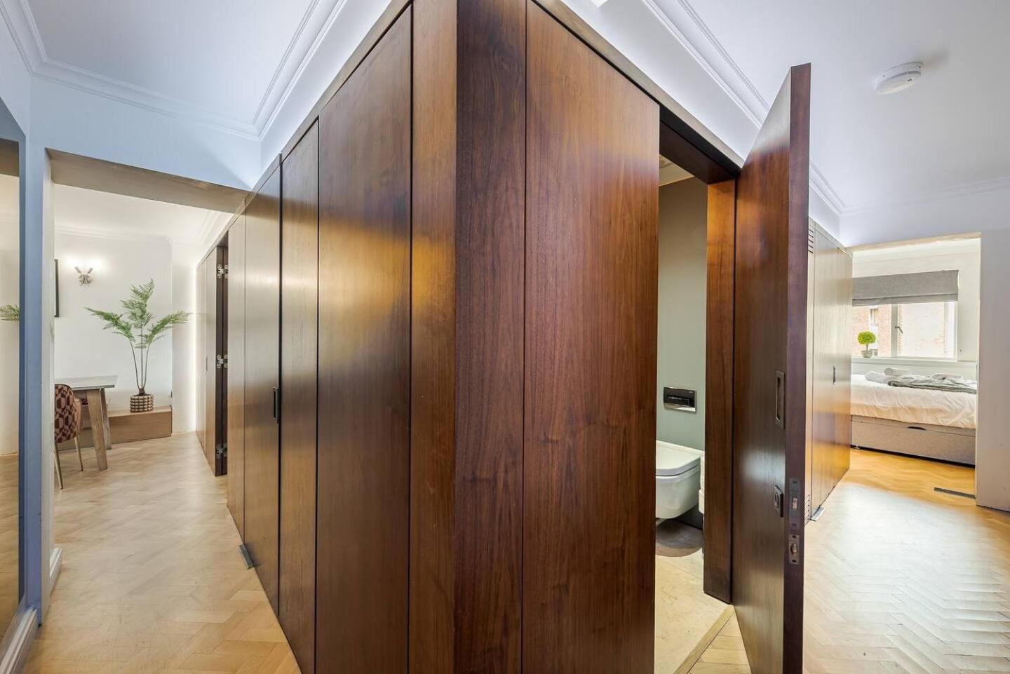 Modern Knightsbridge Apartment With Balcony Overlooking Harrods Prime Location 런던 외부 사진