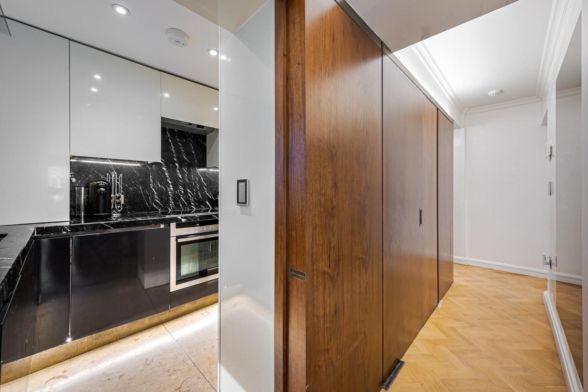 Modern Knightsbridge Apartment With Balcony Overlooking Harrods Prime Location 런던 외부 사진