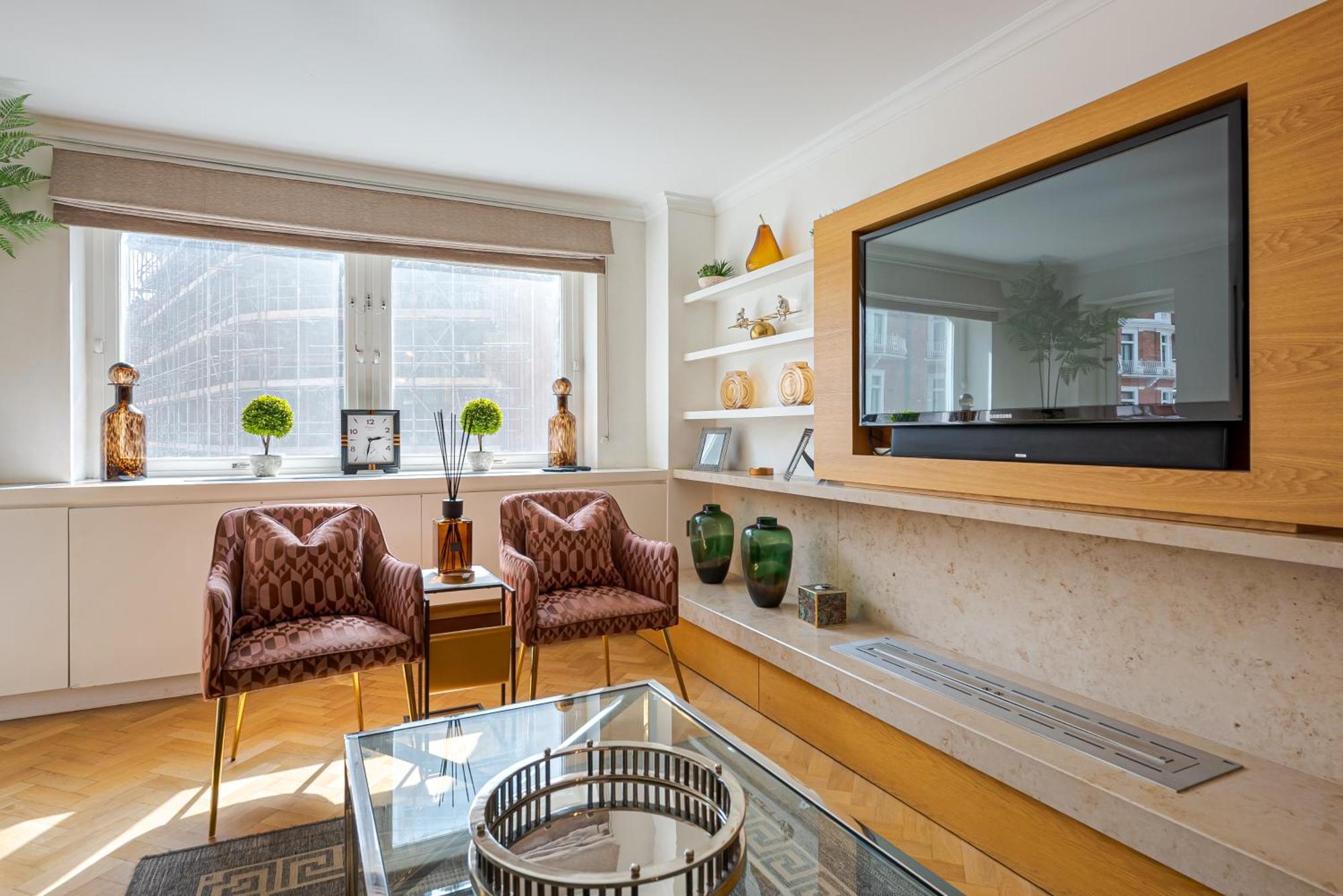 Modern Knightsbridge Apartment With Balcony Overlooking Harrods Prime Location 런던 외부 사진