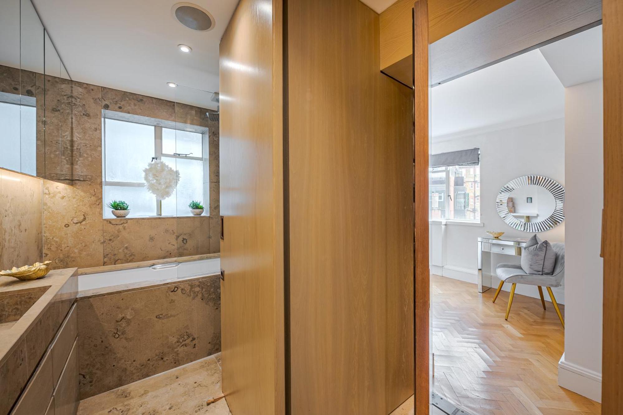 Modern Knightsbridge Apartment With Balcony Overlooking Harrods Prime Location 런던 외부 사진