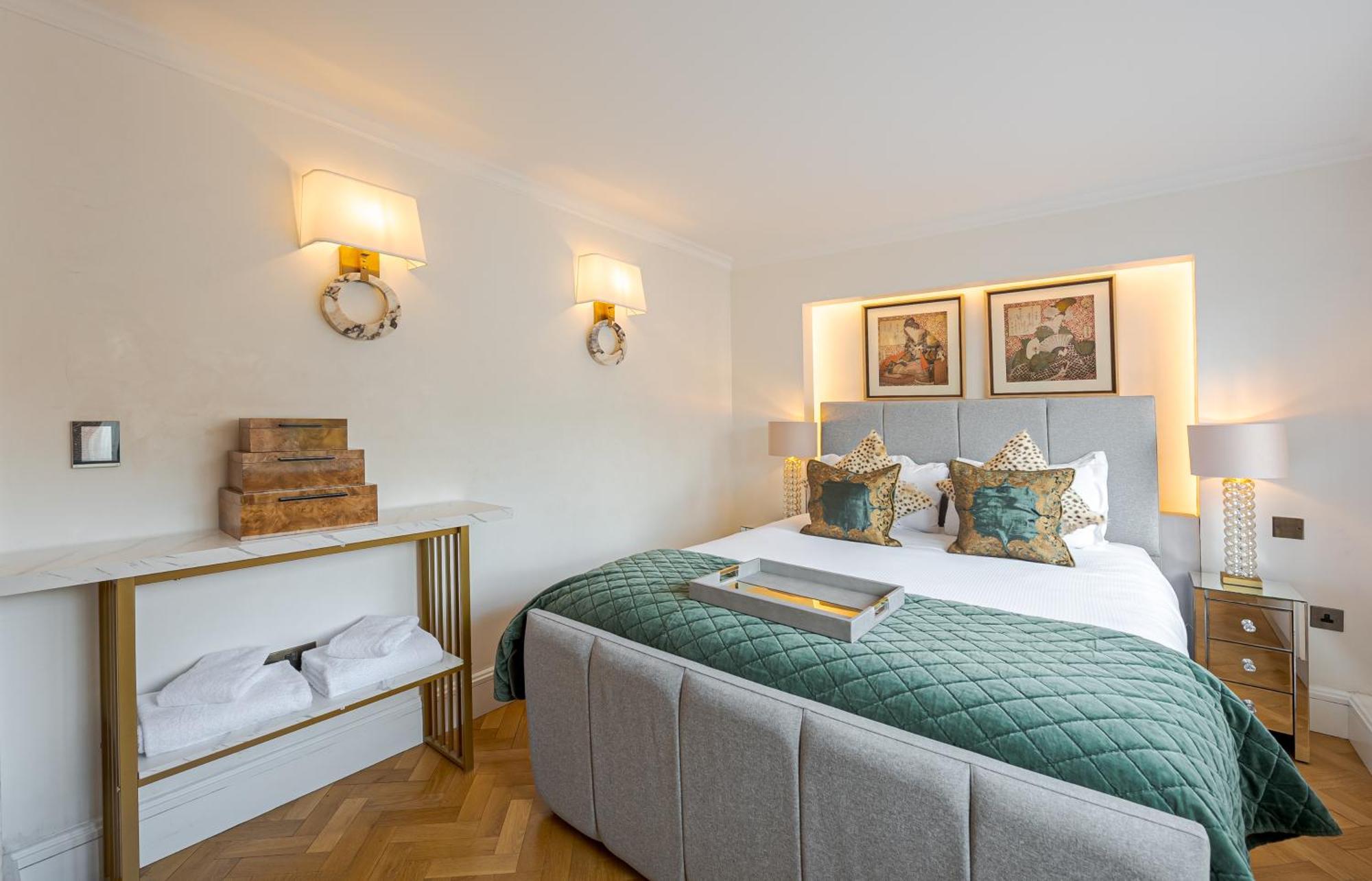Modern Knightsbridge Apartment With Balcony Overlooking Harrods Prime Location 런던 외부 사진
