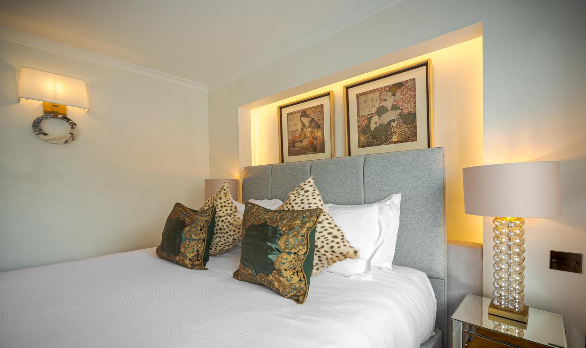 Modern Knightsbridge Apartment With Balcony Overlooking Harrods Prime Location 런던 외부 사진