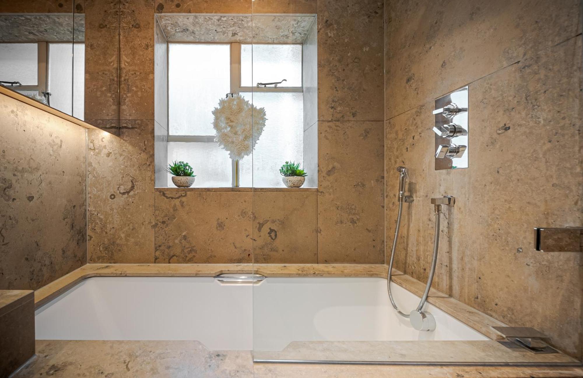 Modern Knightsbridge Apartment With Balcony Overlooking Harrods Prime Location 런던 외부 사진