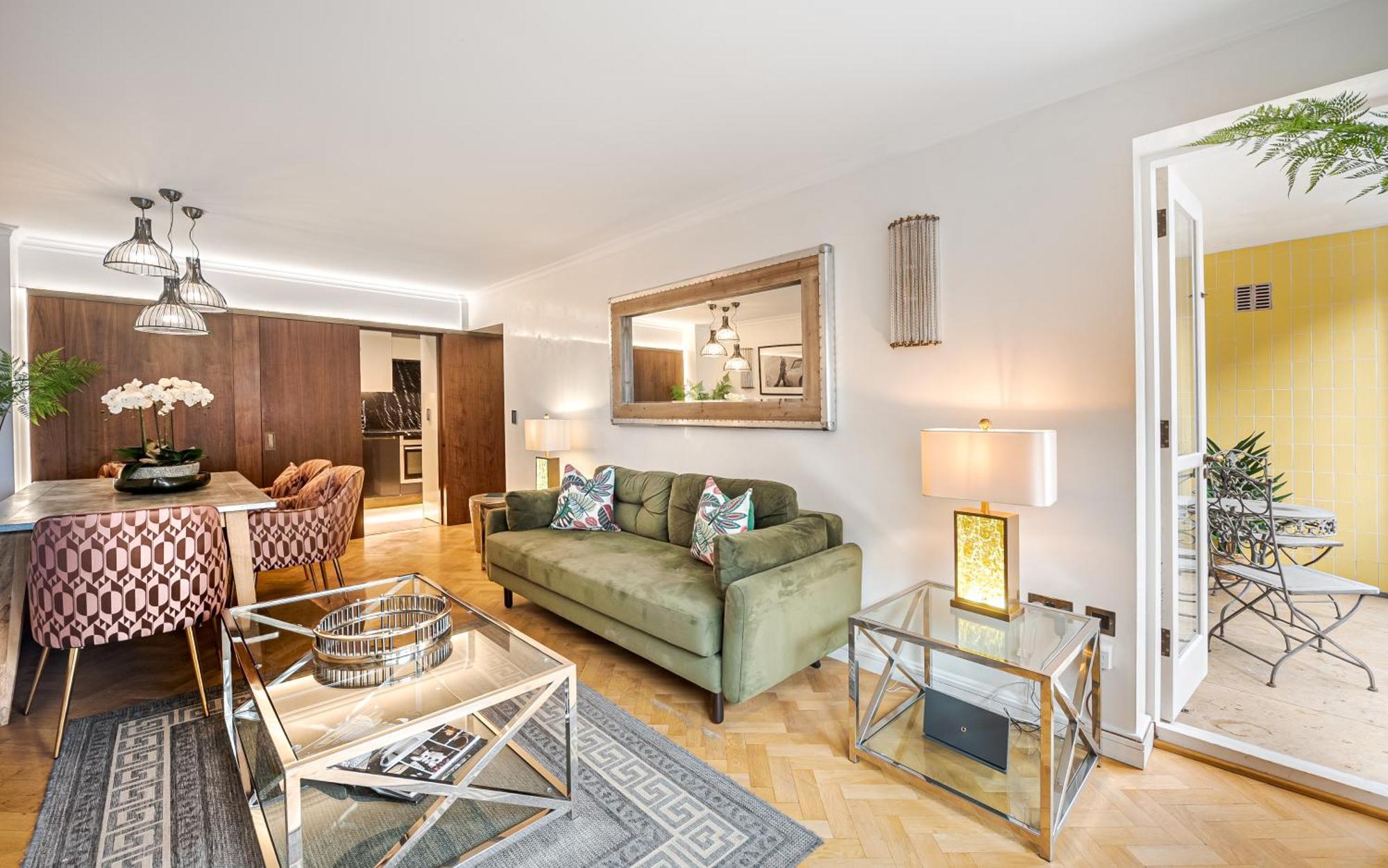 Modern Knightsbridge Apartment With Balcony Overlooking Harrods Prime Location 런던 외부 사진