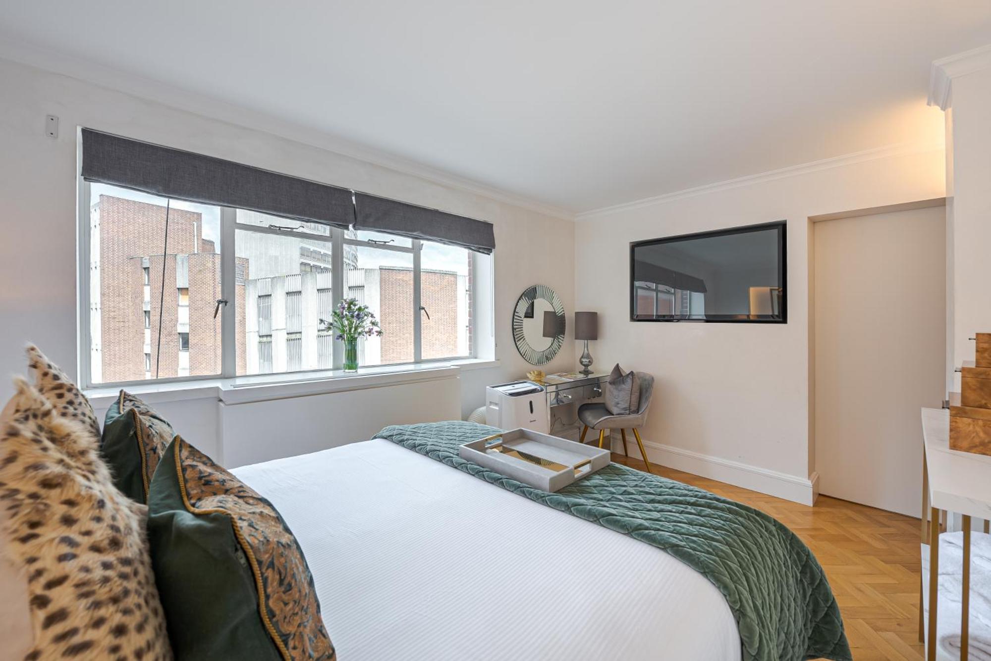 Modern Knightsbridge Apartment With Balcony Overlooking Harrods Prime Location 런던 외부 사진