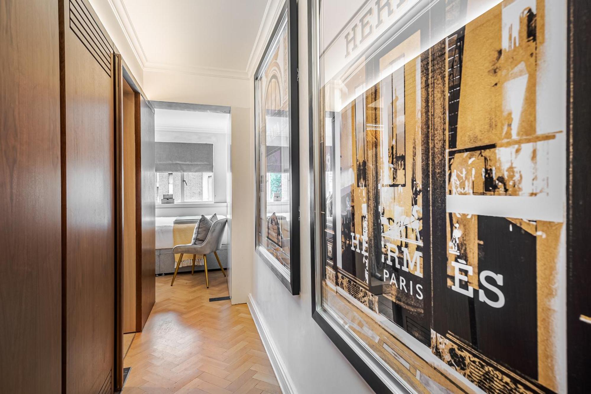 Modern Knightsbridge Apartment With Balcony Overlooking Harrods Prime Location 런던 외부 사진