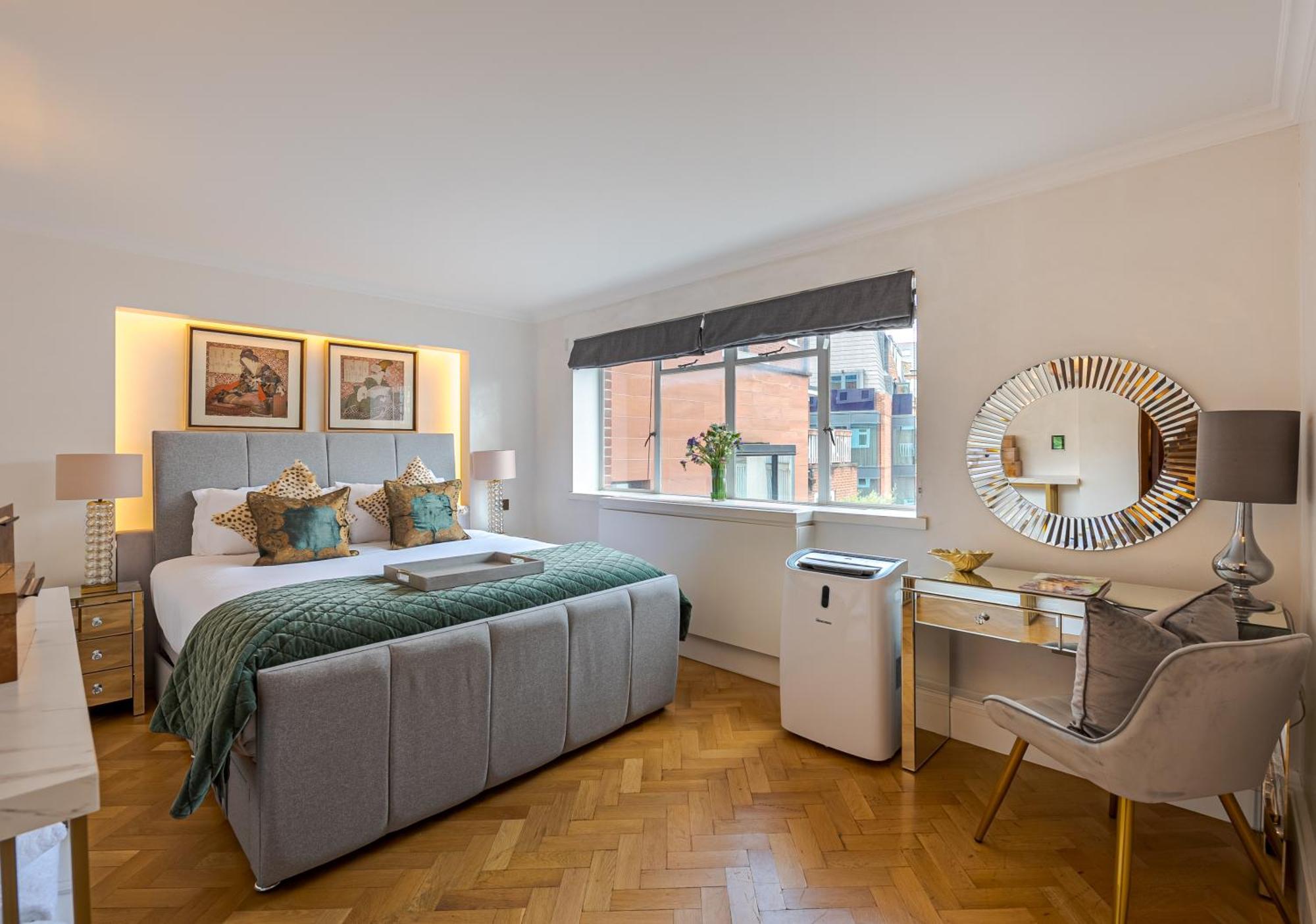 Modern Knightsbridge Apartment With Balcony Overlooking Harrods Prime Location 런던 외부 사진