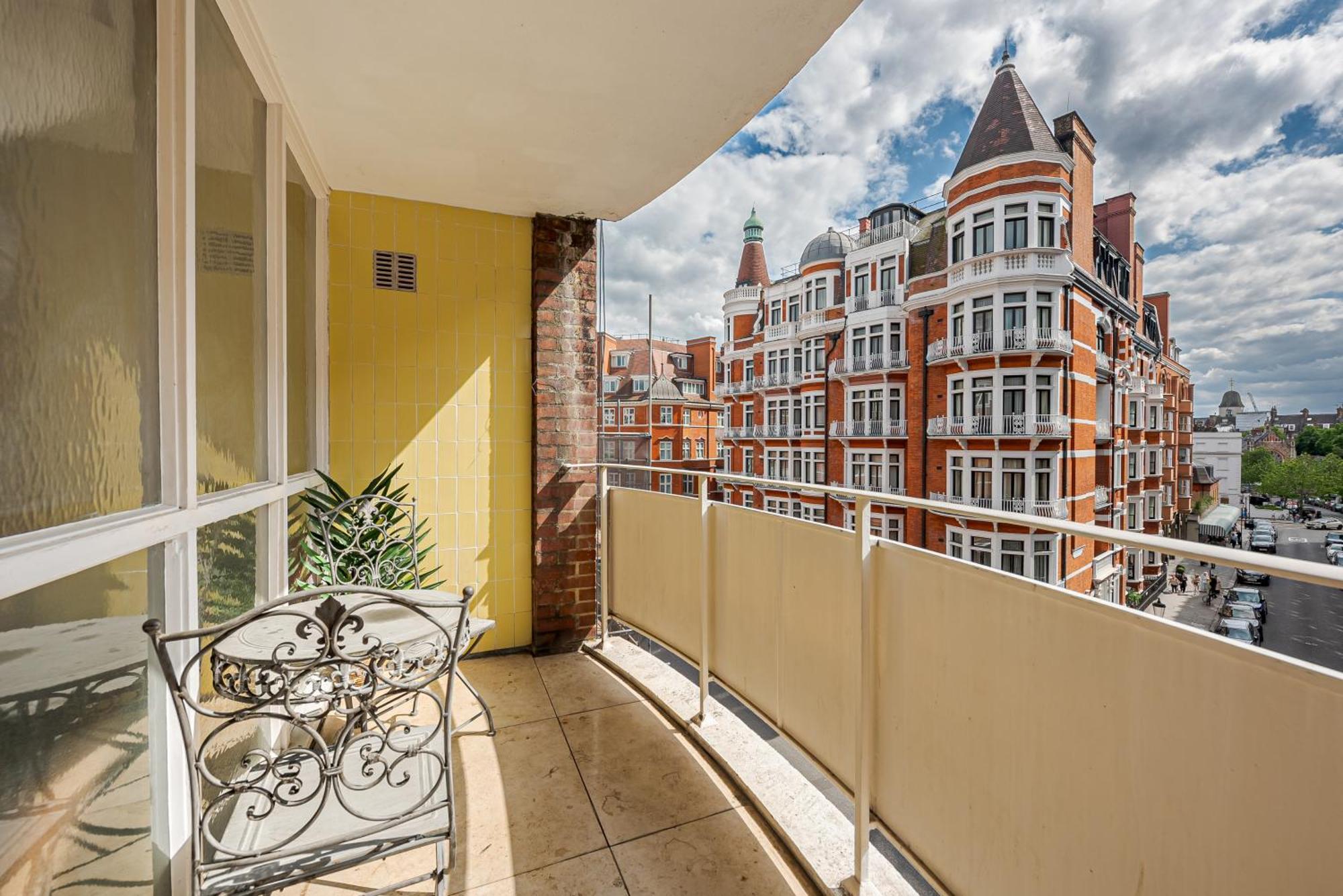 Modern Knightsbridge Apartment With Balcony Overlooking Harrods Prime Location 런던 외부 사진