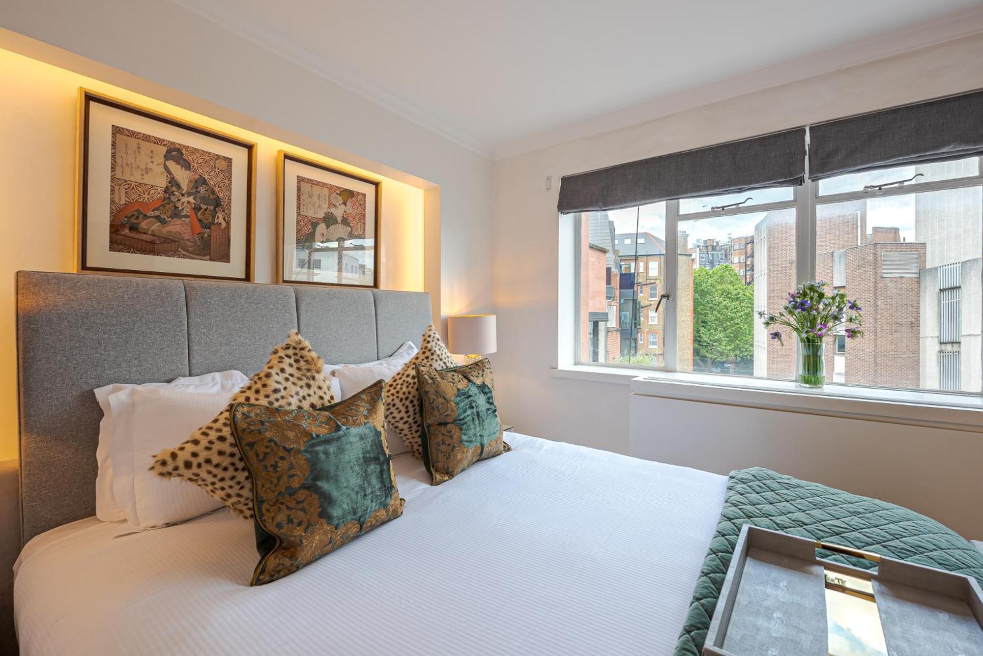 Modern Knightsbridge Apartment With Balcony Overlooking Harrods Prime Location 런던 외부 사진