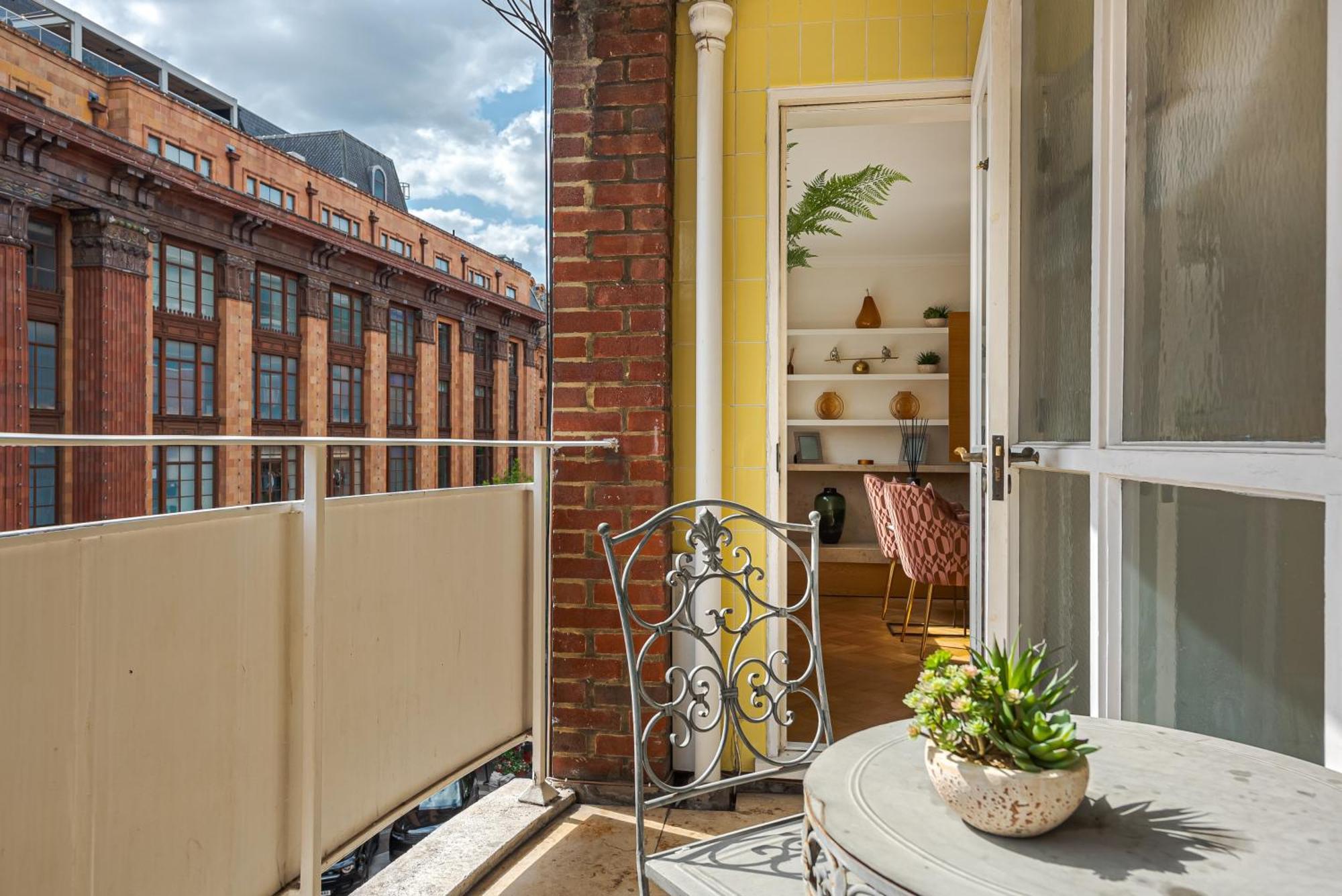 Modern Knightsbridge Apartment With Balcony Overlooking Harrods Prime Location 런던 외부 사진