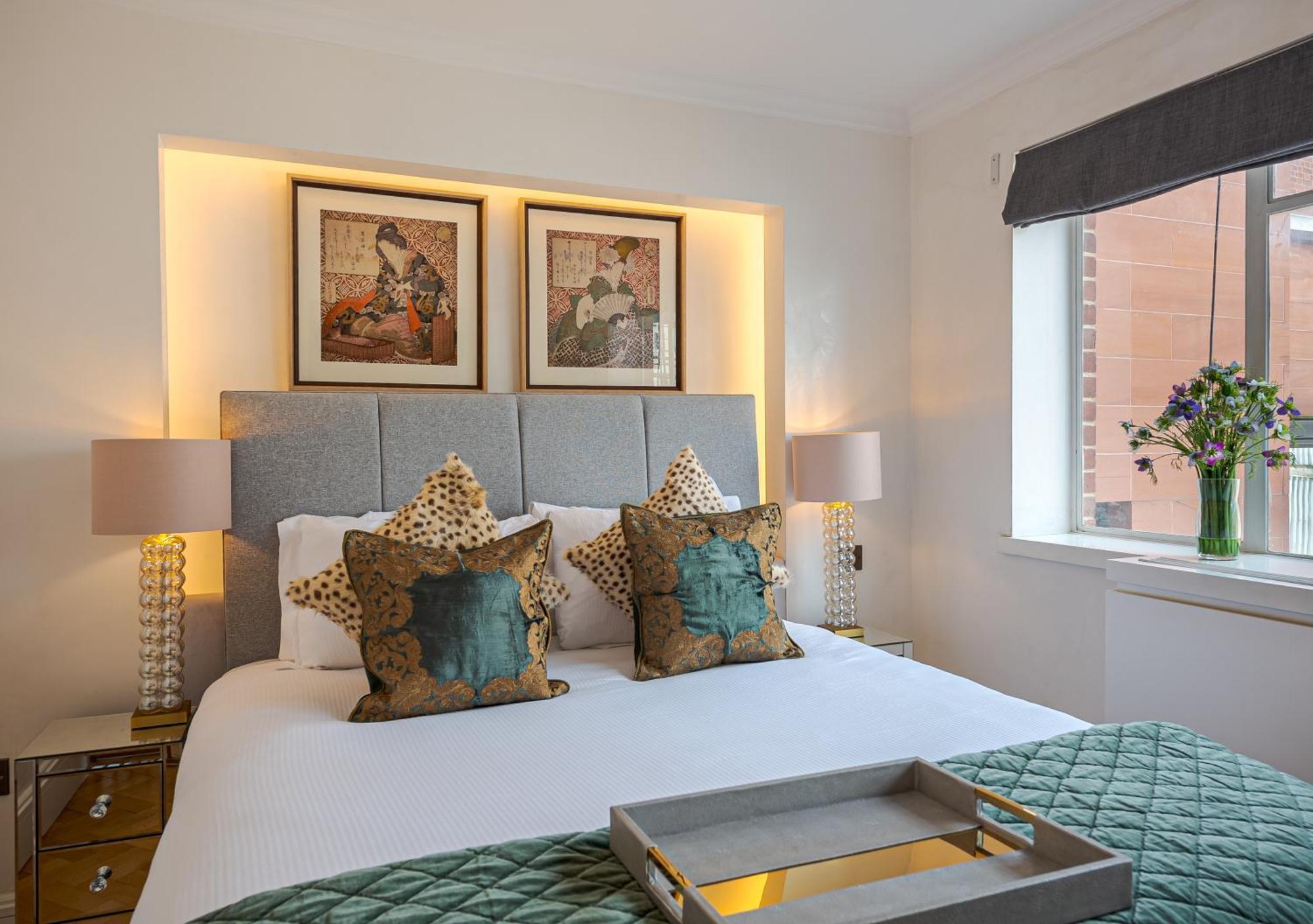 Modern Knightsbridge Apartment With Balcony Overlooking Harrods Prime Location 런던 외부 사진