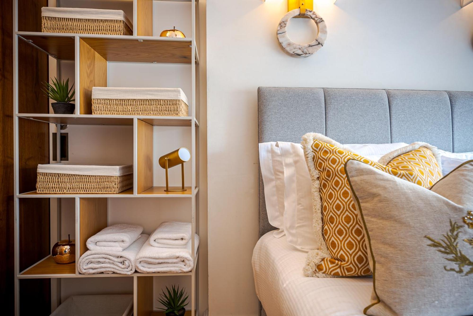 Modern Knightsbridge Apartment With Balcony Overlooking Harrods Prime Location 런던 외부 사진