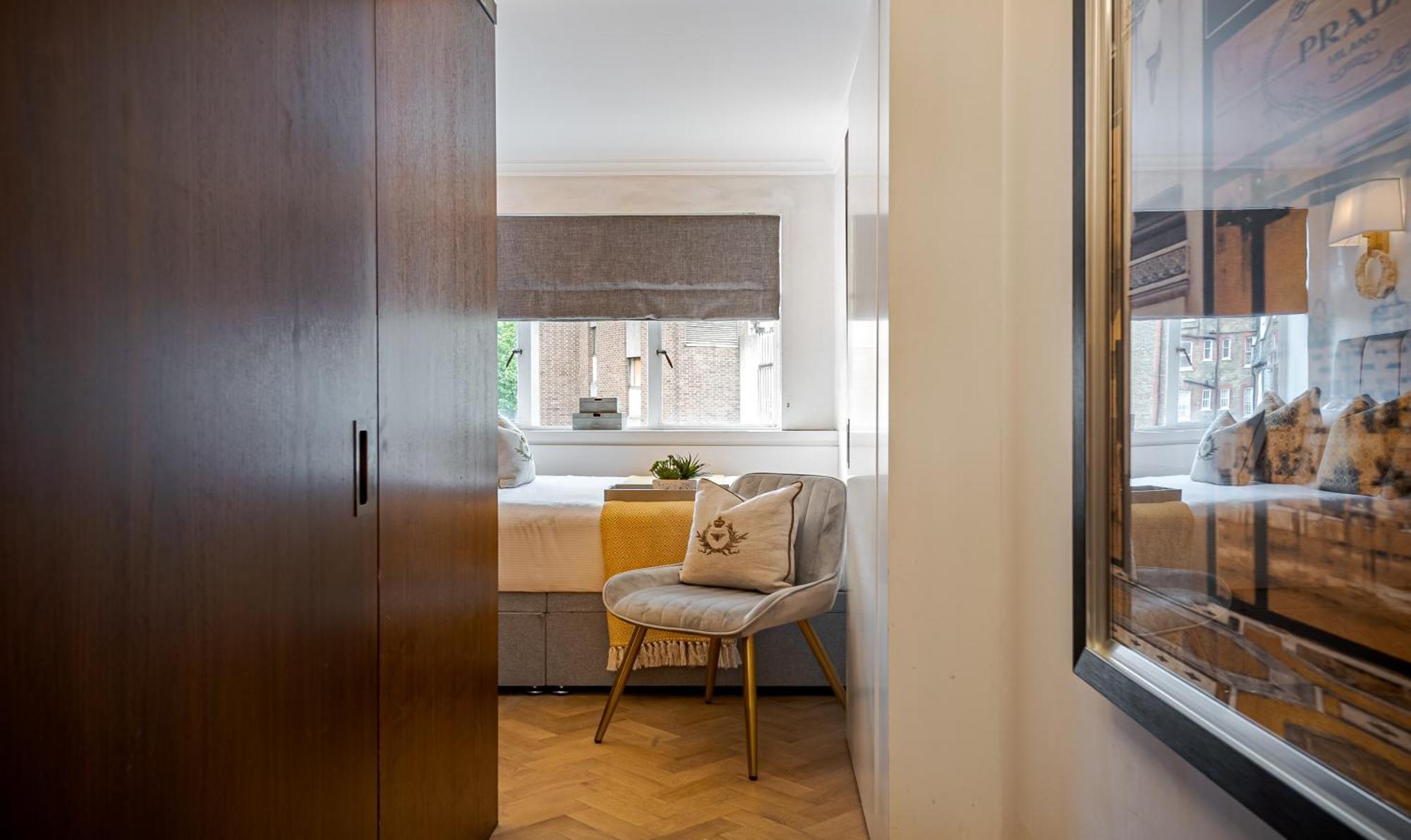 Modern Knightsbridge Apartment With Balcony Overlooking Harrods Prime Location 런던 외부 사진
