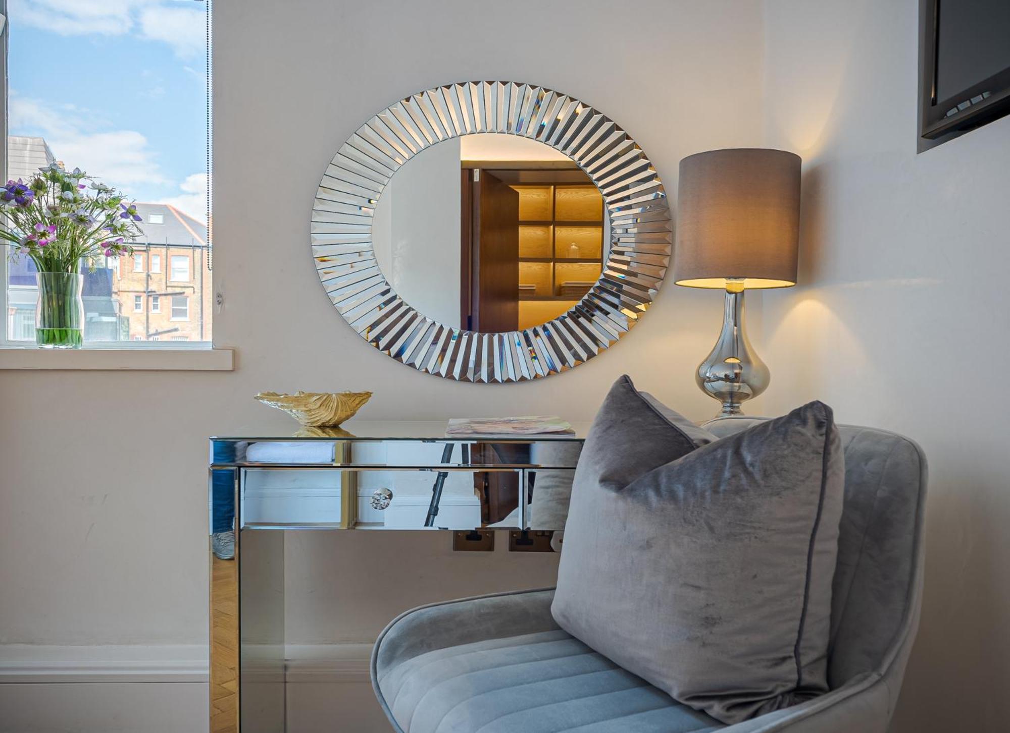 Modern Knightsbridge Apartment With Balcony Overlooking Harrods Prime Location 런던 외부 사진