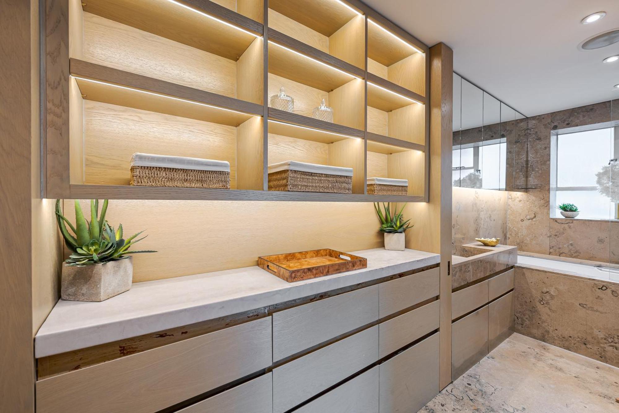 Modern Knightsbridge Apartment With Balcony Overlooking Harrods Prime Location 런던 외부 사진