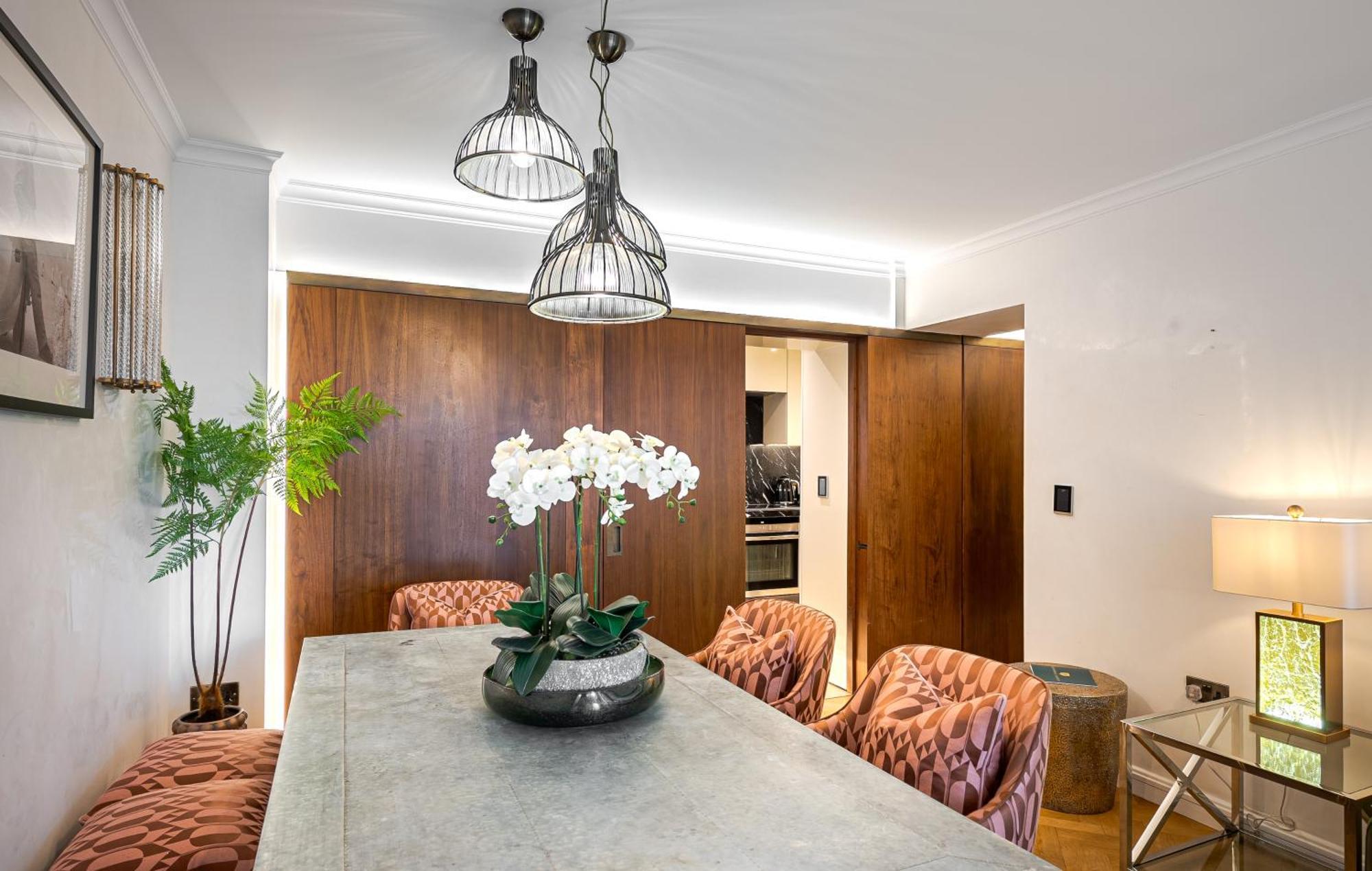 Modern Knightsbridge Apartment With Balcony Overlooking Harrods Prime Location 런던 외부 사진