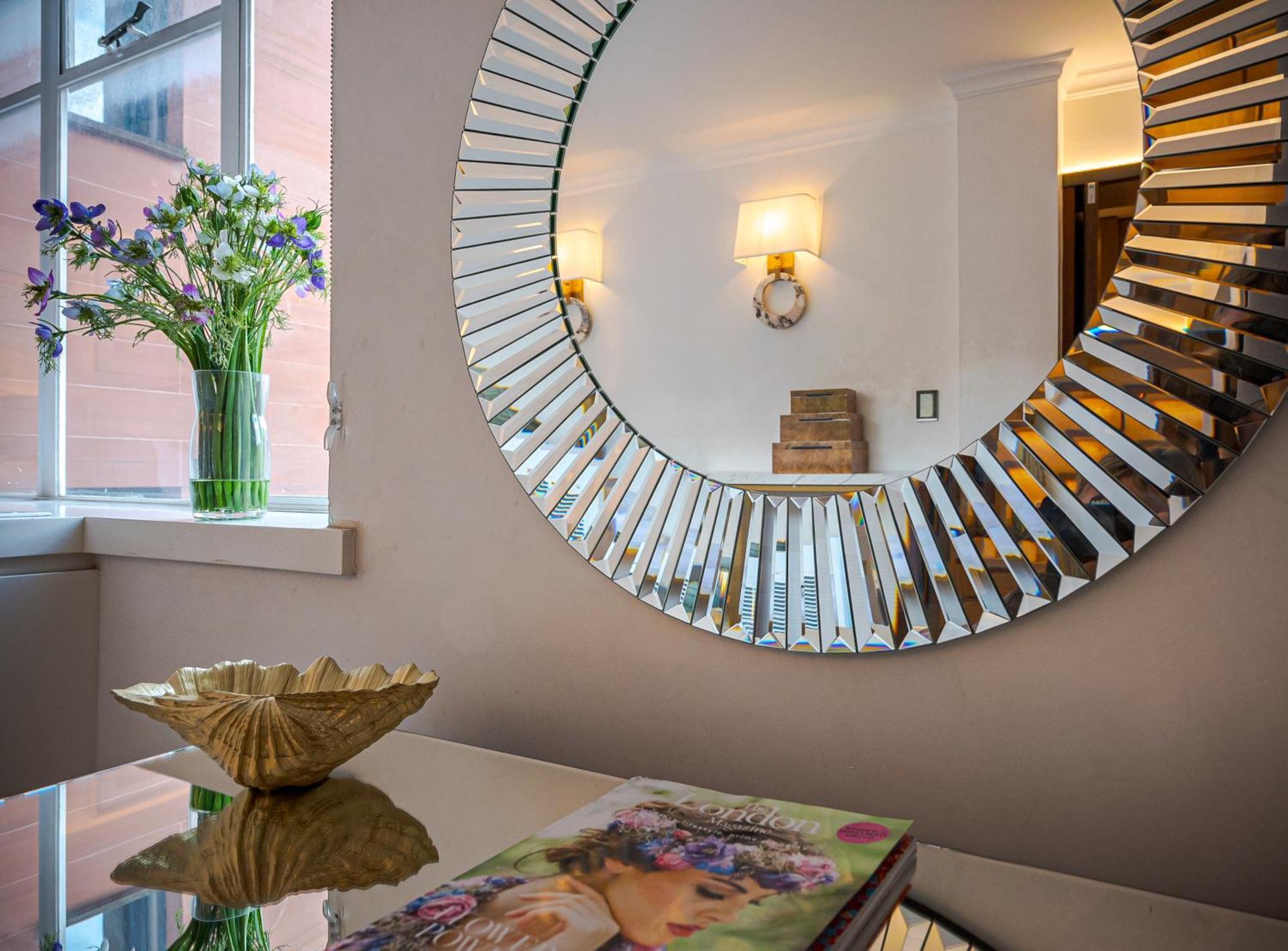 Modern Knightsbridge Apartment With Balcony Overlooking Harrods Prime Location 런던 외부 사진