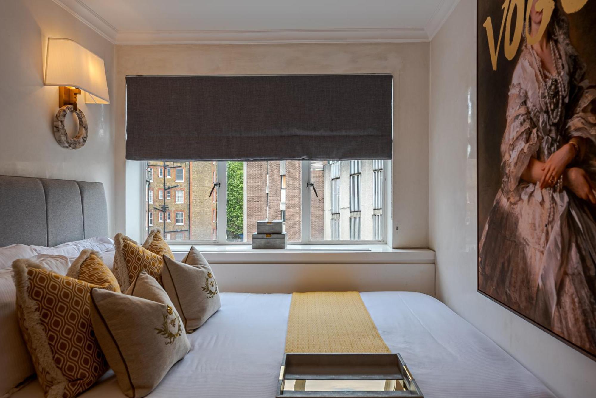 Modern Knightsbridge Apartment With Balcony Overlooking Harrods Prime Location 런던 외부 사진