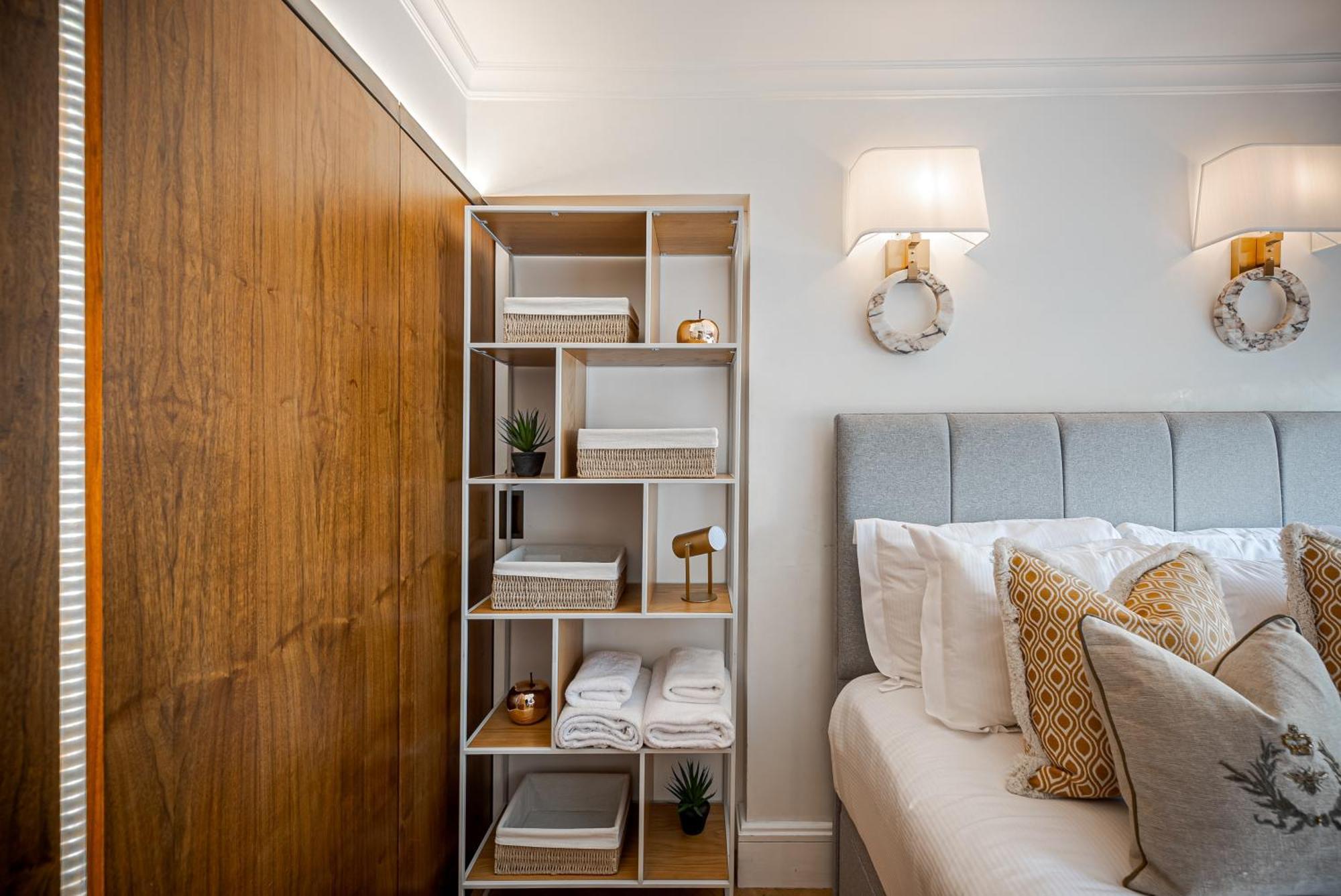 Modern Knightsbridge Apartment With Balcony Overlooking Harrods Prime Location 런던 외부 사진