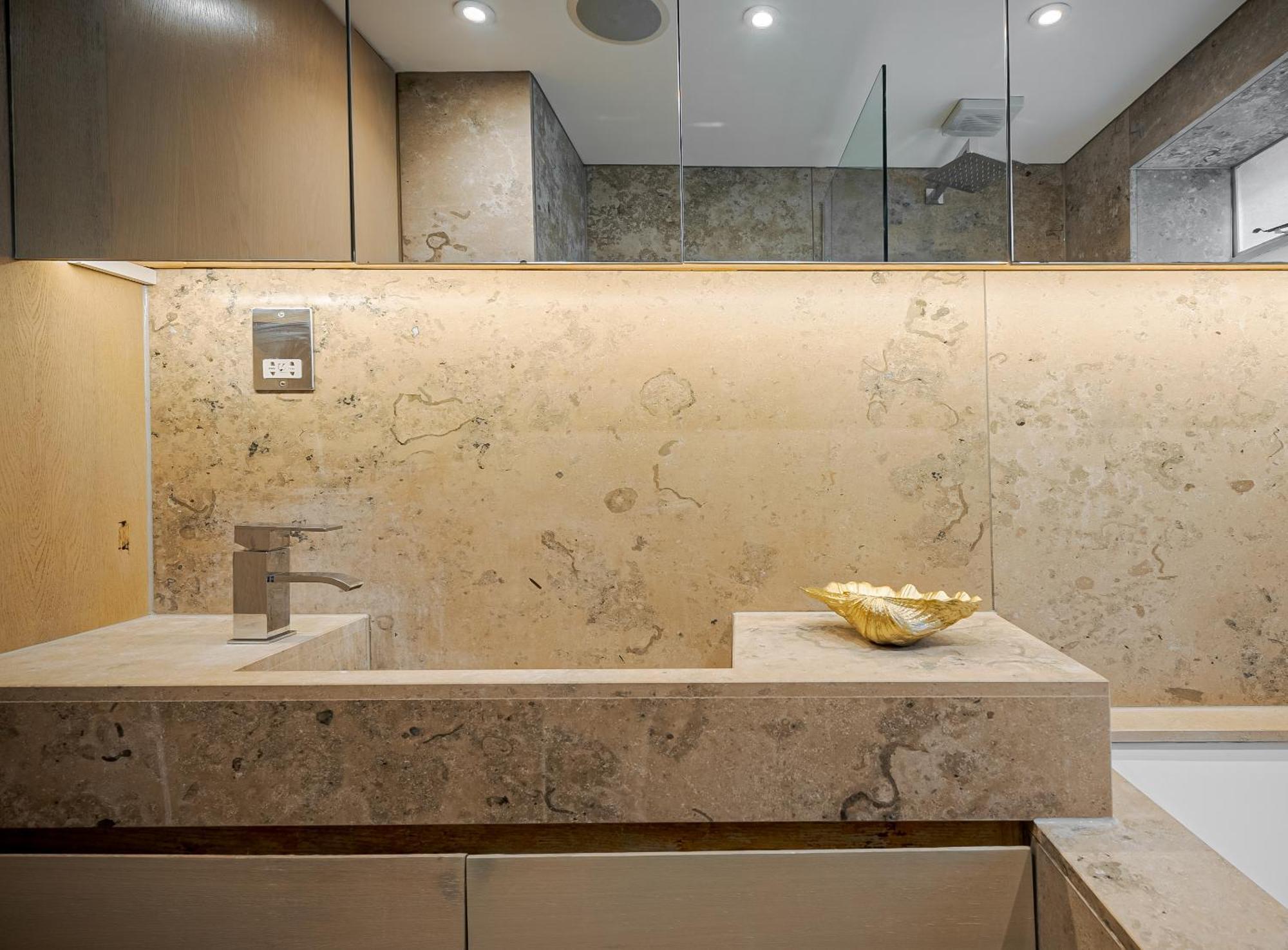 Modern Knightsbridge Apartment With Balcony Overlooking Harrods Prime Location 런던 외부 사진