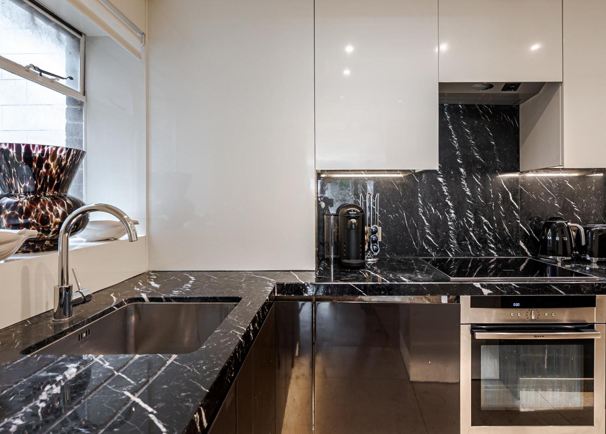 Modern Knightsbridge Apartment With Balcony Overlooking Harrods Prime Location 런던 외부 사진