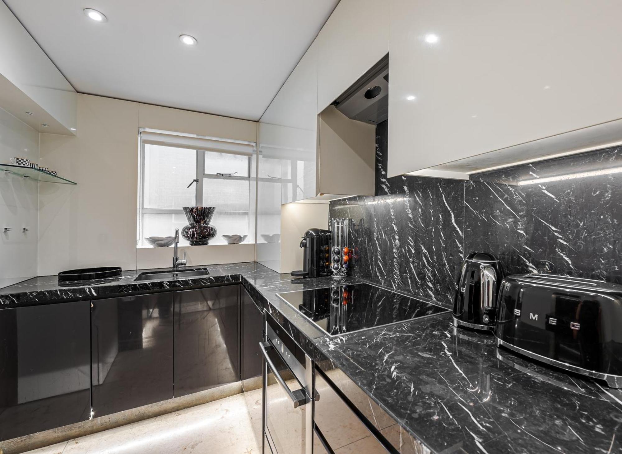 Modern Knightsbridge Apartment With Balcony Overlooking Harrods Prime Location 런던 외부 사진