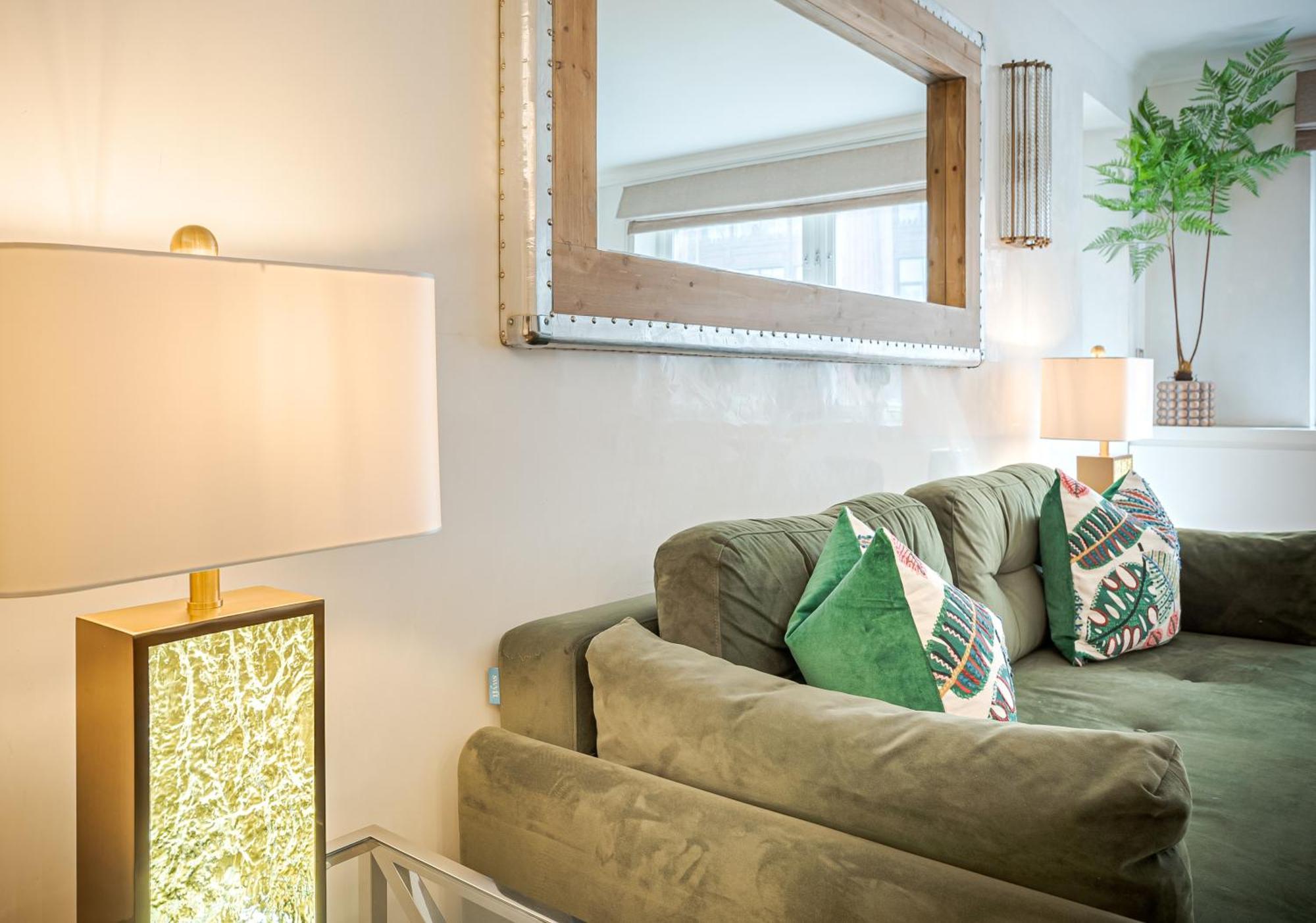 Modern Knightsbridge Apartment With Balcony Overlooking Harrods Prime Location 런던 외부 사진