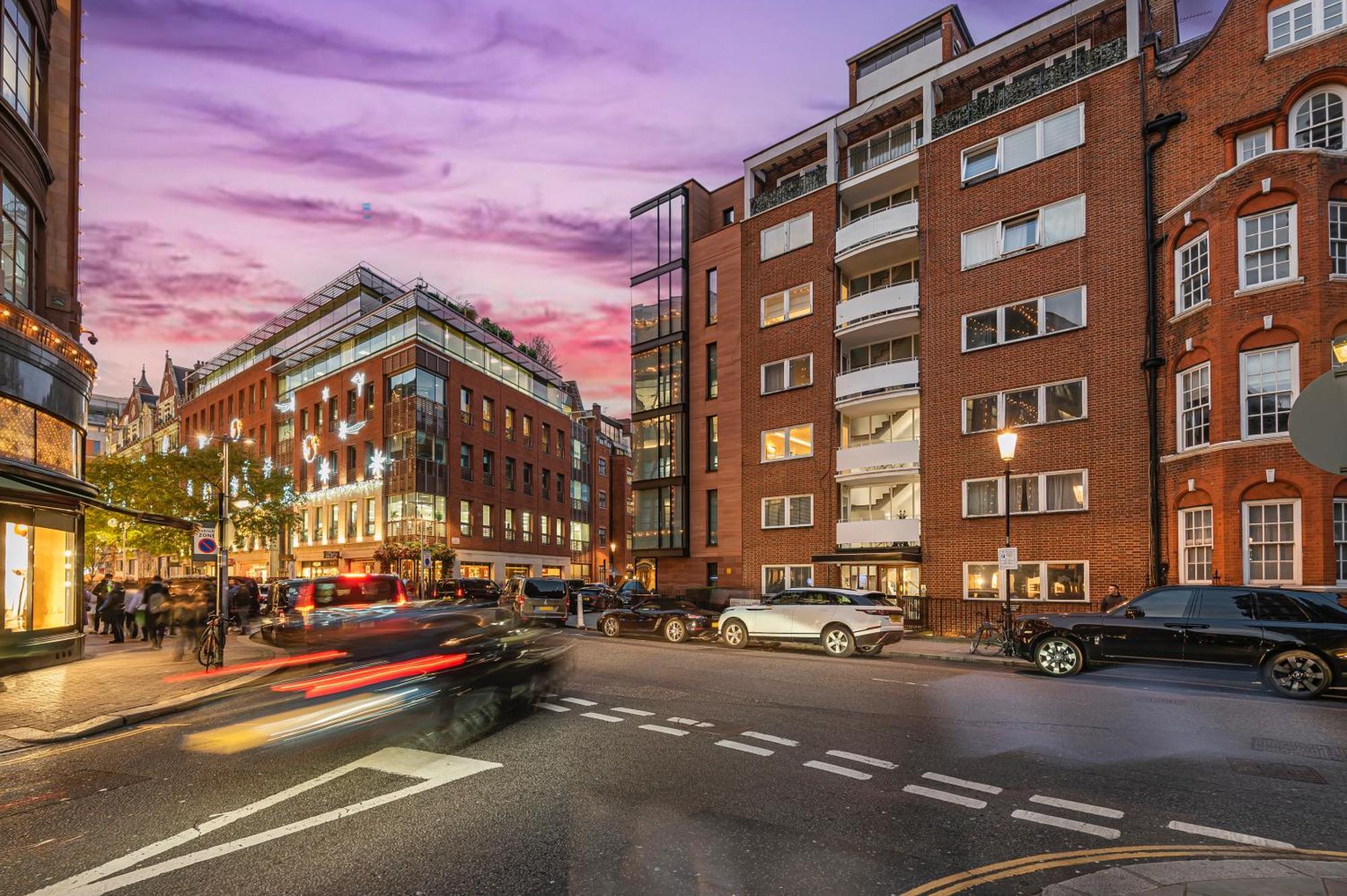 Modern Knightsbridge Apartment With Balcony Overlooking Harrods Prime Location 런던 외부 사진