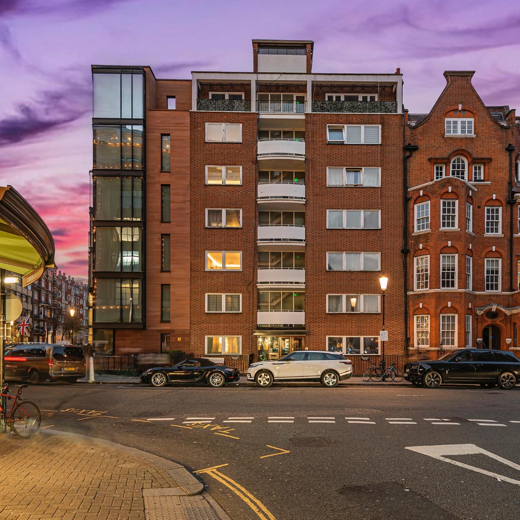 Modern Knightsbridge Apartment With Balcony Overlooking Harrods Prime Location 런던 외부 사진